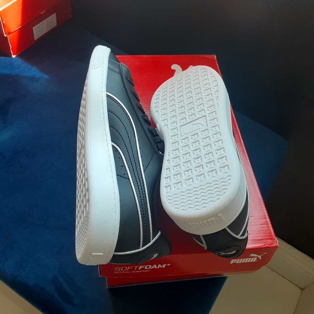 Black Puma sneakers tennis shoes - Picture 4 of 5